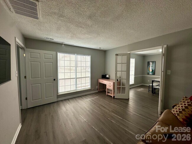 Building Photo - 9501 Pondside Ln