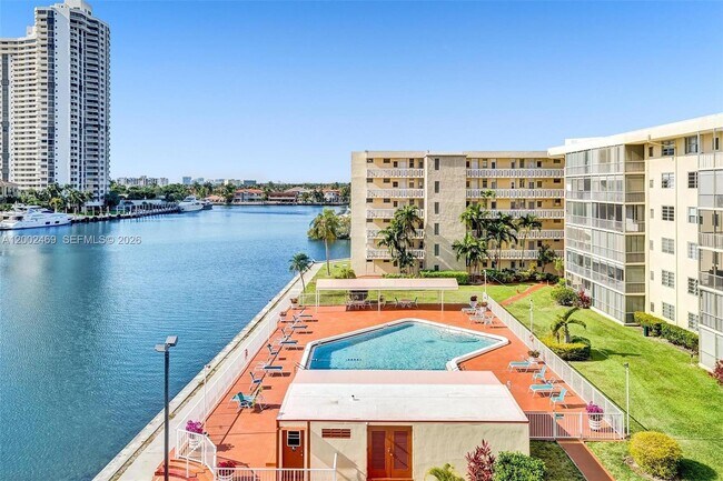 Building Photo - 2999 Point E Dr