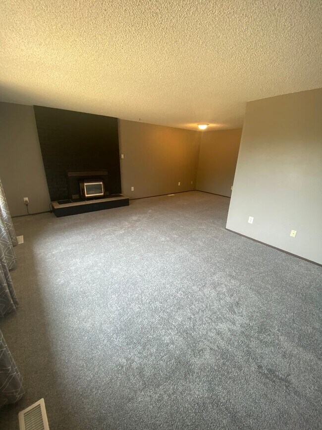 Building Photo - 3 Bed Room 1.75 Bath , New Floor Covering , New Interior Paint