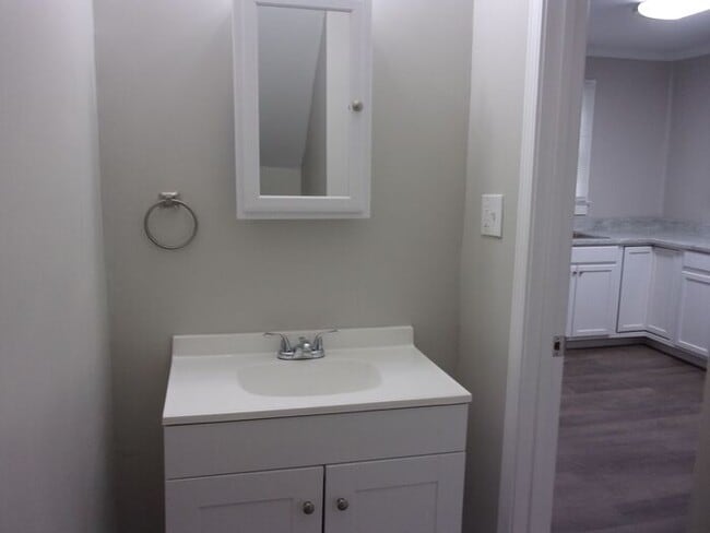 Building Photo - Renovated 2 Bedroom 1 1/2 Bath Townhome of...