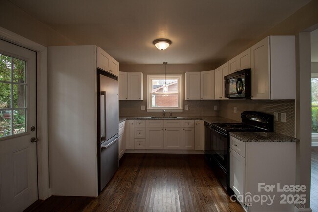 Building Photo - 4021 Crestridge Dr