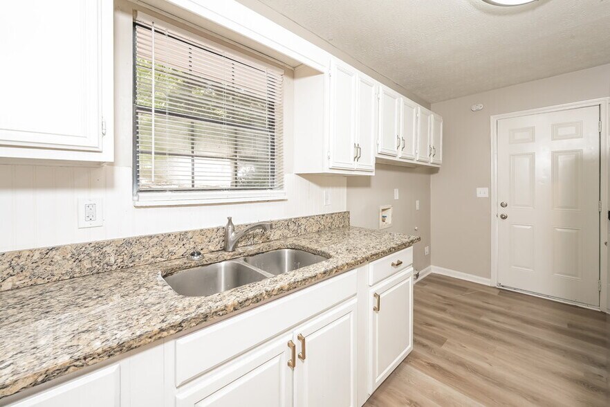 Building Photo - 5877 Bobbin Ln