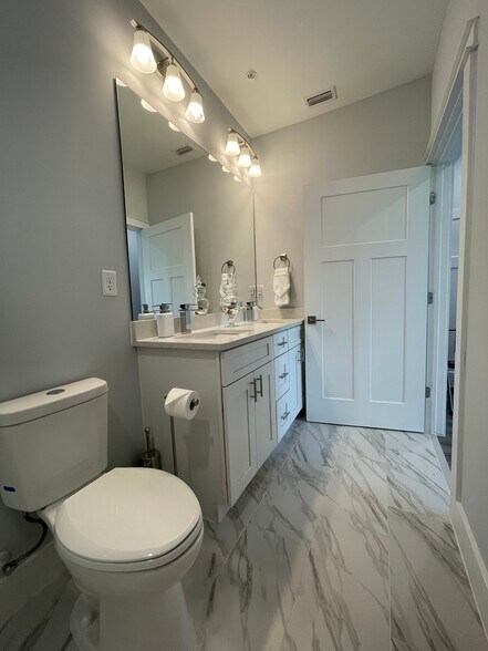 Master bathroom - 2226 Joan Ave