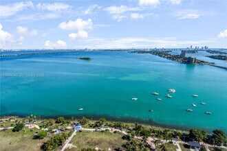 Building Photo - 1800 N Bayshore Dr