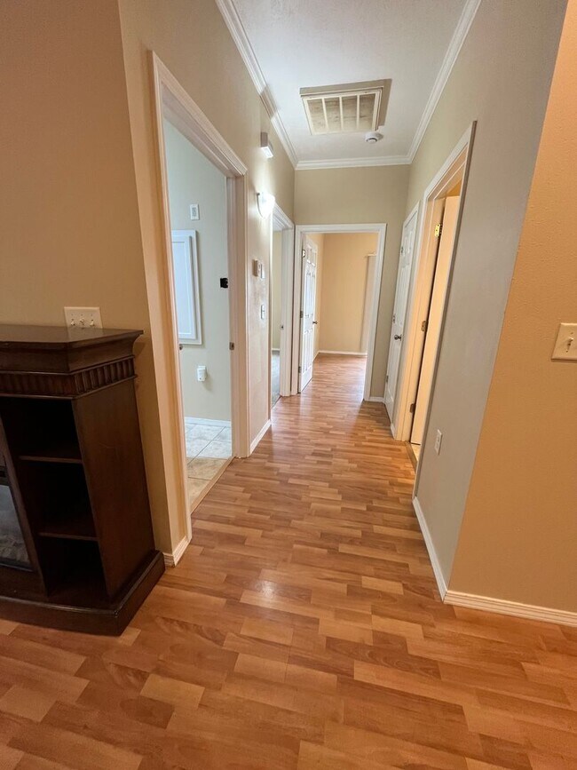 Building Photo - 2 Bedroom Townhome In Lennox, SD!!