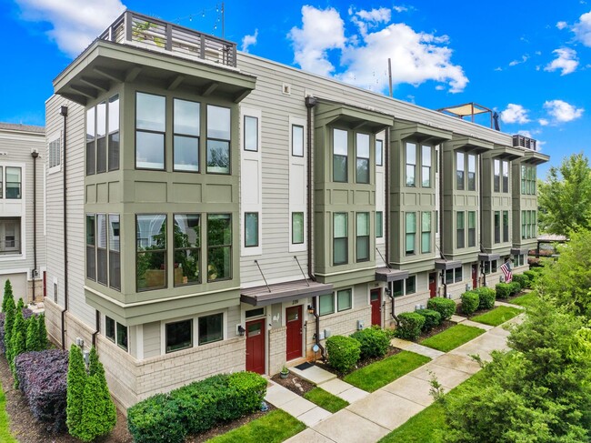 Building Photo - Beautiful Townhome in the Heart of Wesley Heights
