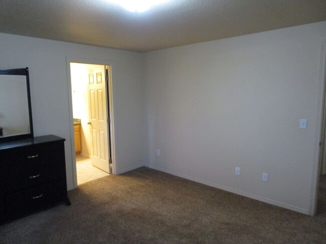 Building Photo - Open Feel Home in Ochoco West Subdivision - Electricity Included! Available Soon!