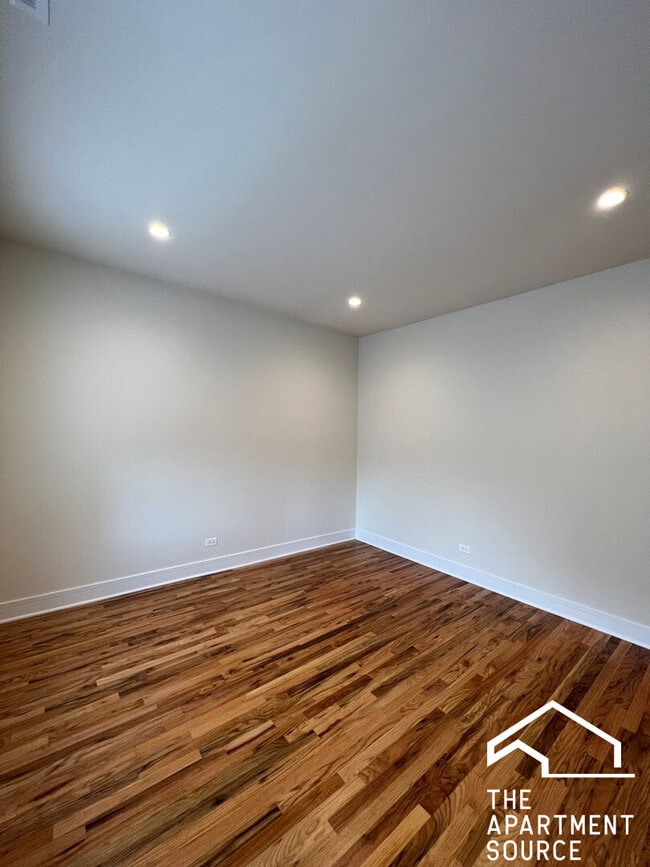 Building Photo - 3230 N Clark St