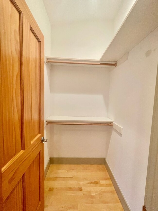 Building Photo - AVAILABLE NOW 3 BD 3.5 BA Townhome in Fremont