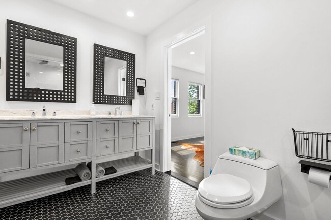 Building Photo - 4 Bedroom / 3 Bathroom Modern Contemporary...