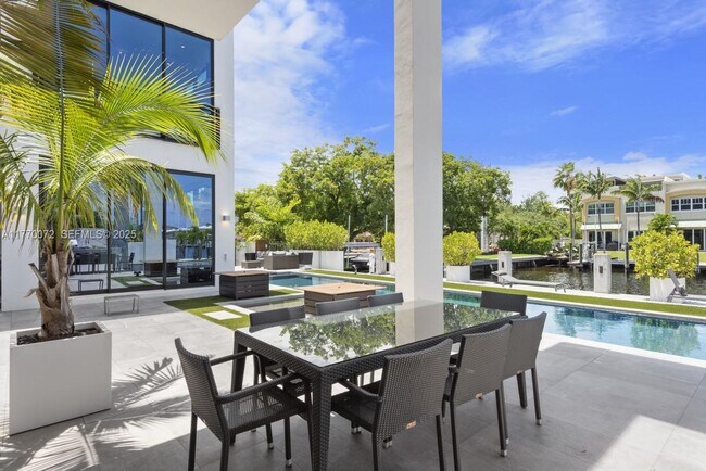 Building Photo - 1400 Bayview Dr