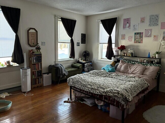 Building Photo - Awesome 2 Bed 1 Bath! Available June 1st!