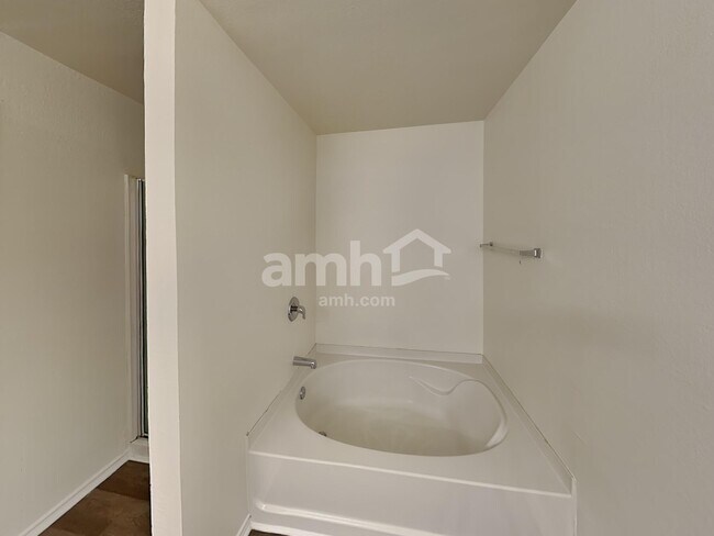 Building Photo - 4916 Water Ridge Ln