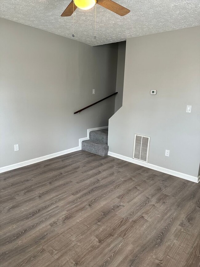Building Photo - Adorable 2 bedroom, 1 1/2 bath duplex with...