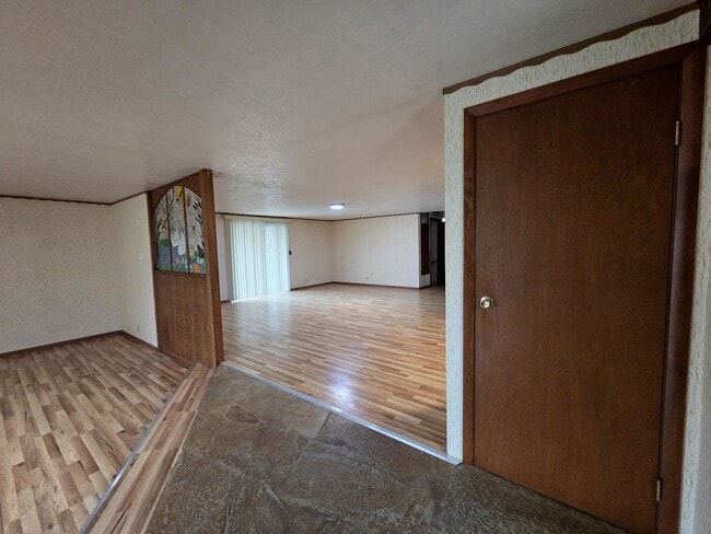 Building Photo - Spacious Cottage on 1/2 Acre Lot