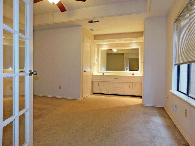 Building Photo - Beautiful Townhouse off Frankford!