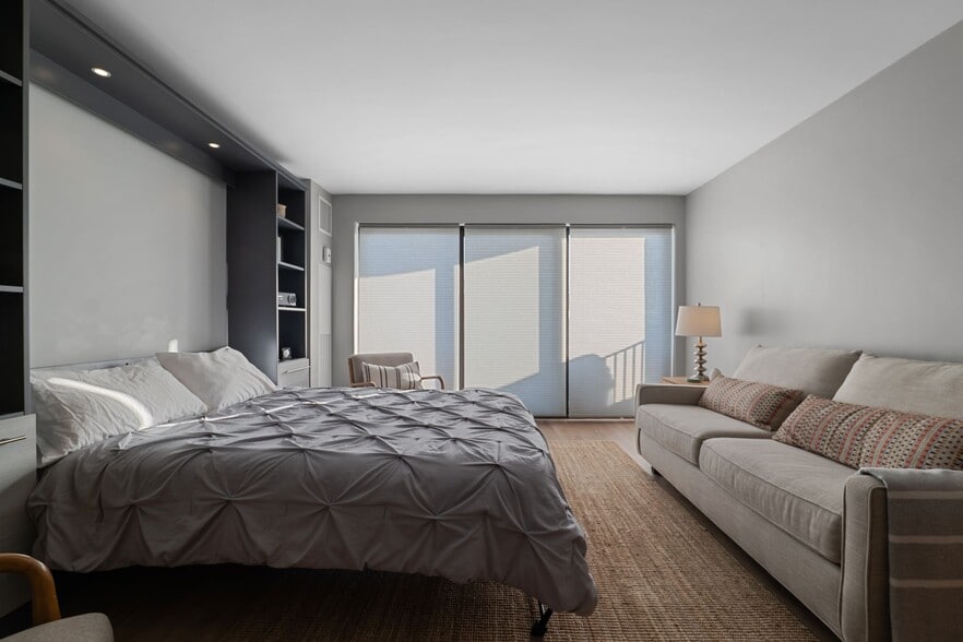 PROJECTION TV INCLUDED FOR EVENING - 2020 N Lincoln Park W