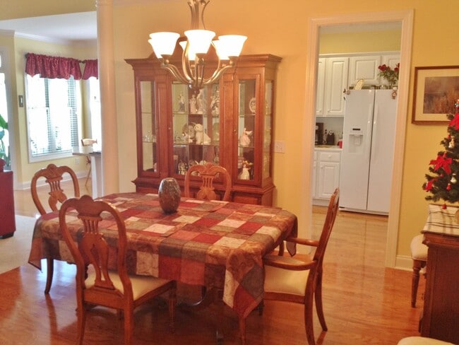 Building Photo - Large End Unit Townhouse in Waterford