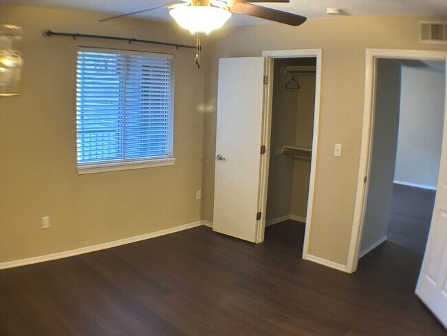 Building Photo - Beautiful 2 bedroom 2 bathroom condo (Avai...