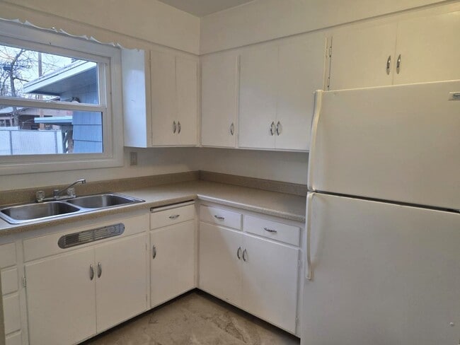 Building Photo - Charming three bedroom/one bath Medford Home | Available Now!