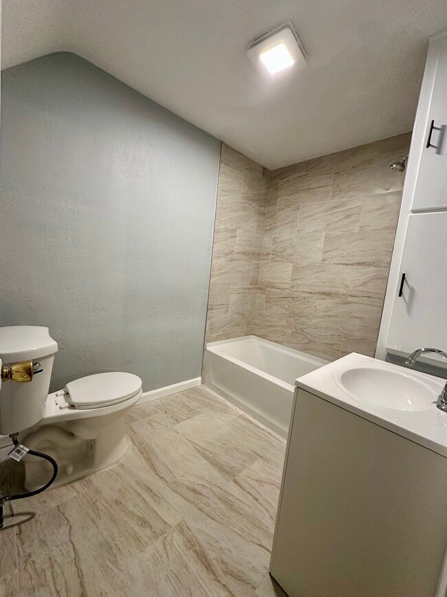 Building Photo - 914 Garfield Ave