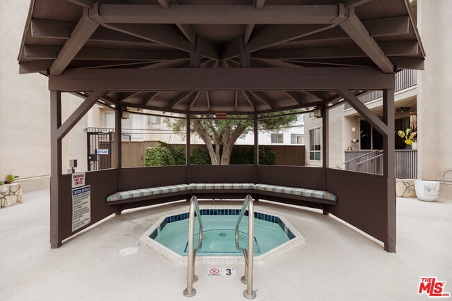 Building Photo - 809 S Bundy Dr