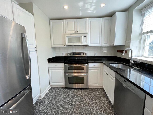 Building Photo - 3052 S Buchanan St