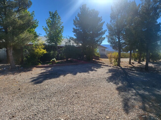 Building Photo - Private 1 Bedroom 1 Bathroom Home - Over 9...