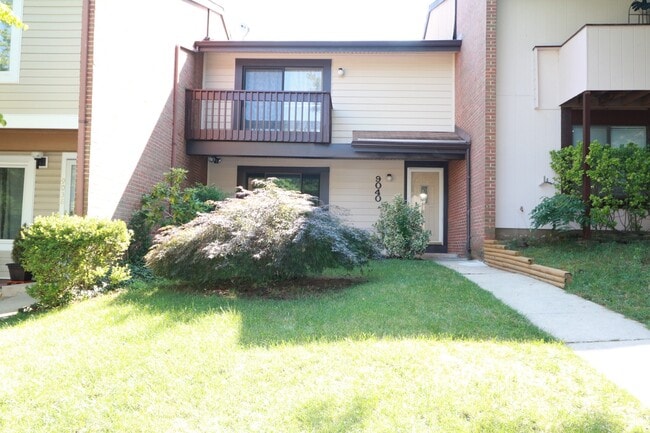 Building Photo - FRESH PAINT AND NEW FLOORING = 3BD + 2.5BA TH