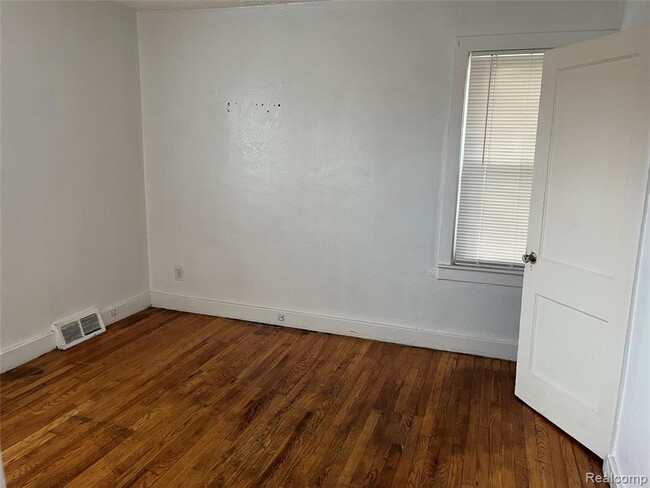 Building Photo - 7592 Maxwell Ave