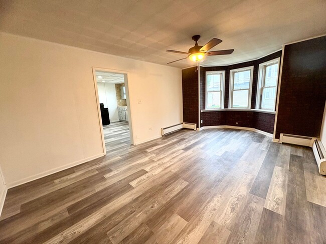 Building Photo - 3 Bedroom 1 Bathroom in Lebanon!