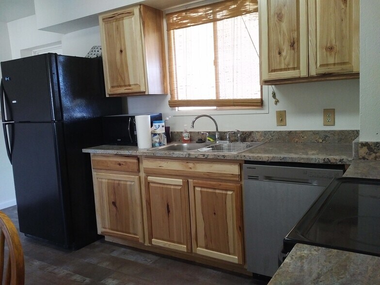 Building Photo - 715 W 18th St