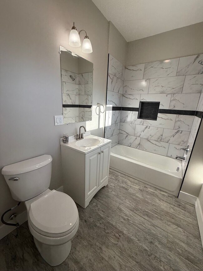 Building Photo - Newly Renovated 2 bedroom in Lincoln- Larimer