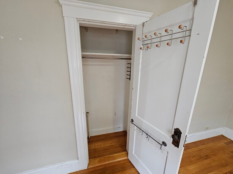 Building Photo - 82 Walnut St