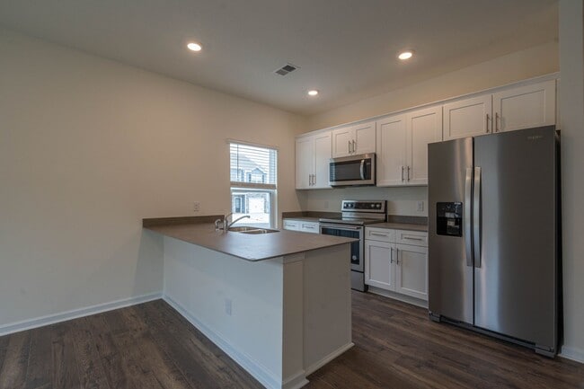 Building Photo - Beautiful newly constructed 3 bed and 2.5 bath townhouse with garage in the heart of jonesborough.