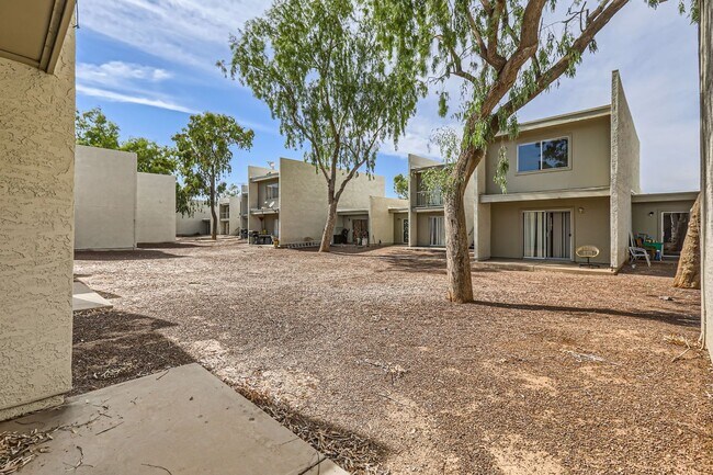 Building Photo - 2826 E Le Marche Ave