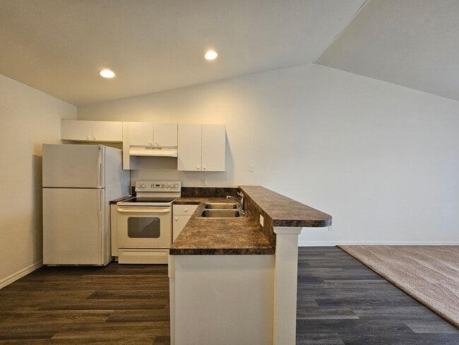 Building Photo - 2 Bedroom + Den Duplex