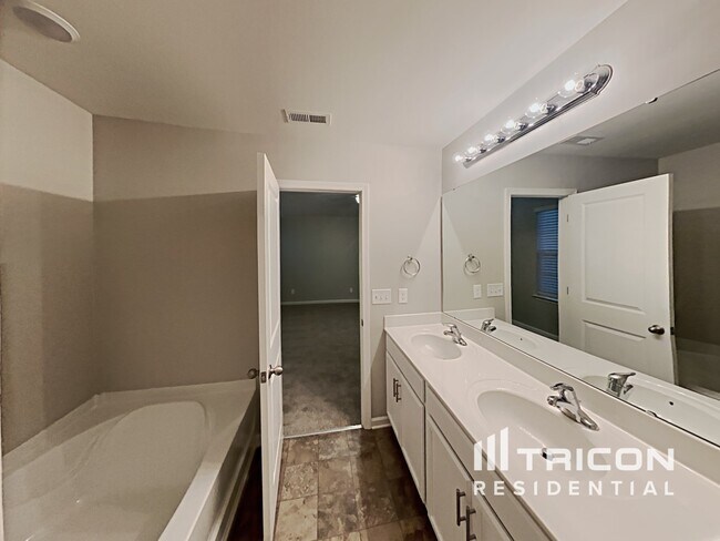 Building Photo - 4406 Oak Pointe Dr