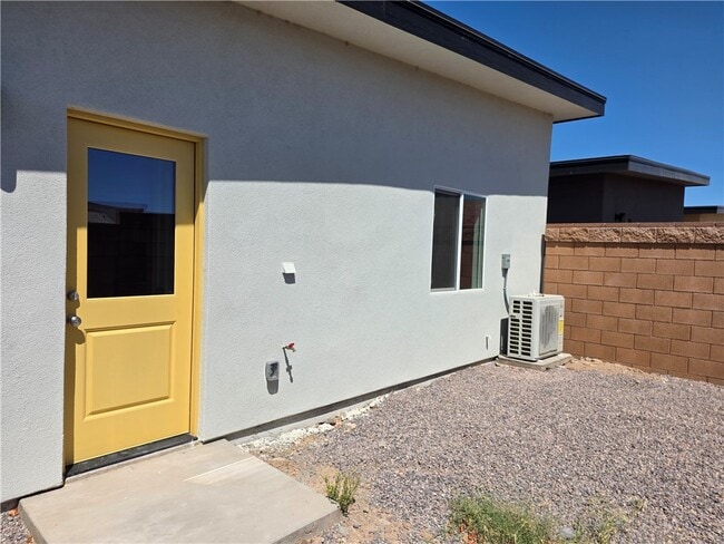 Building Photo - 370 Riverfront Dr