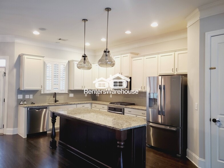 Building Photo - 922 Canterbury Ln NE