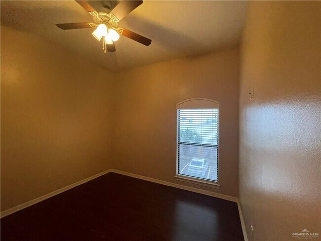 Building Photo - 13 Mimosa St