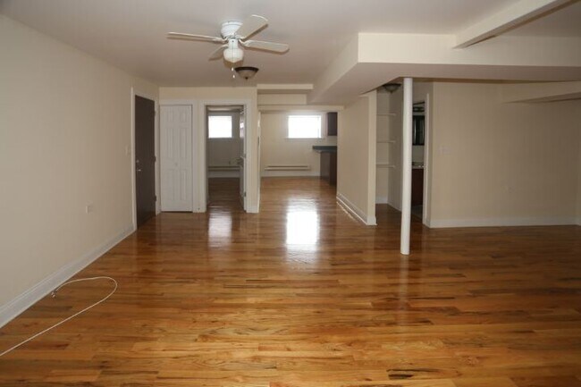 Building Photo - 1133 W Oakdale Ave