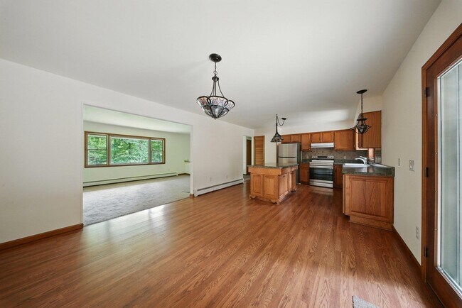 Building Photo - 501 Burlingham Rd