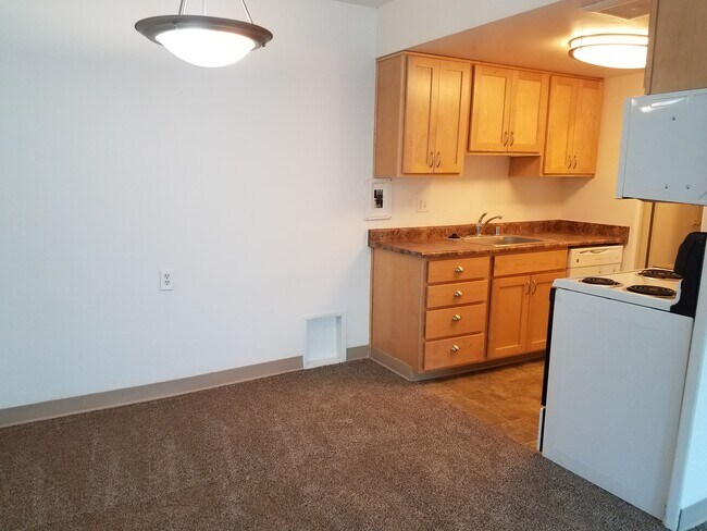 Building Photo - 600 9th Apartments