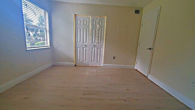Building Photo - 01 + Den water included - Frist Floor unit...