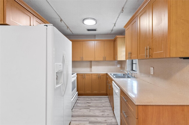 Building Photo - 608 NE 29th Dr