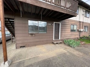 Building Photo - Downstairs 2 bedroom apartment