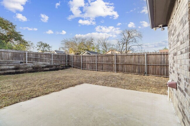 Building Photo - 931 N Barrett Ave