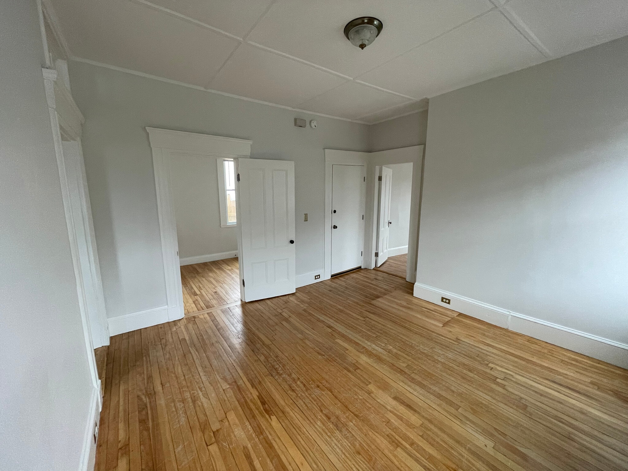 Living room. - 18 North St