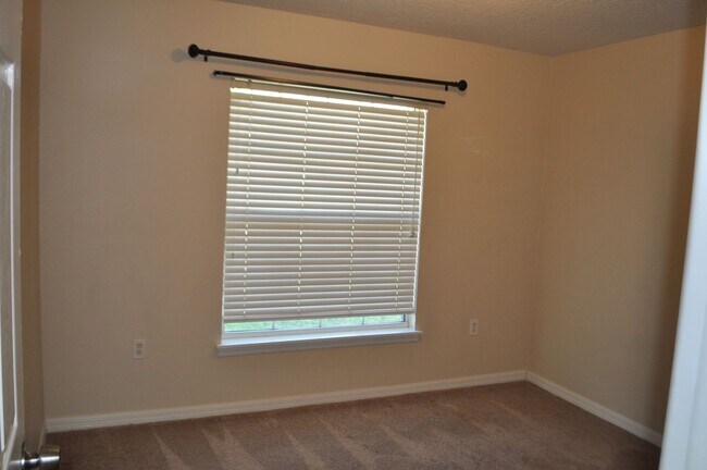 Building Photo - 16 Russman Ln